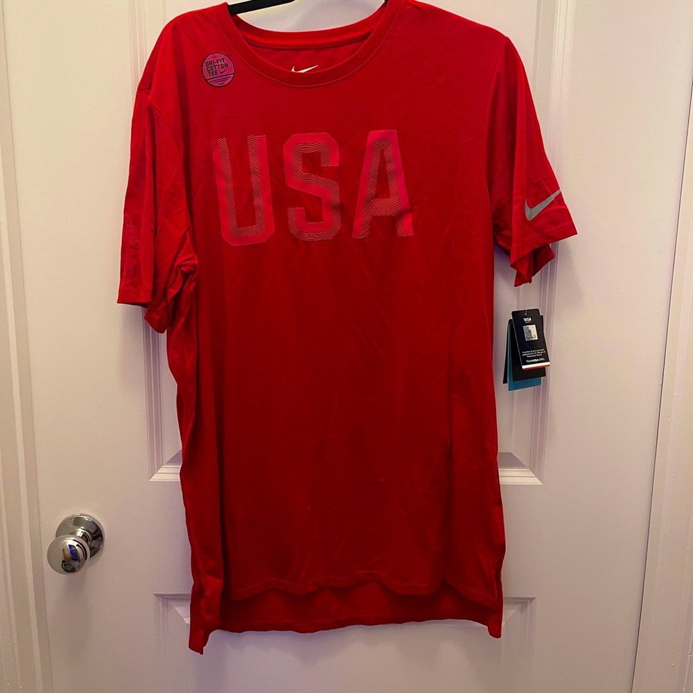♦️NWT Men’s Nike Shirt♦️